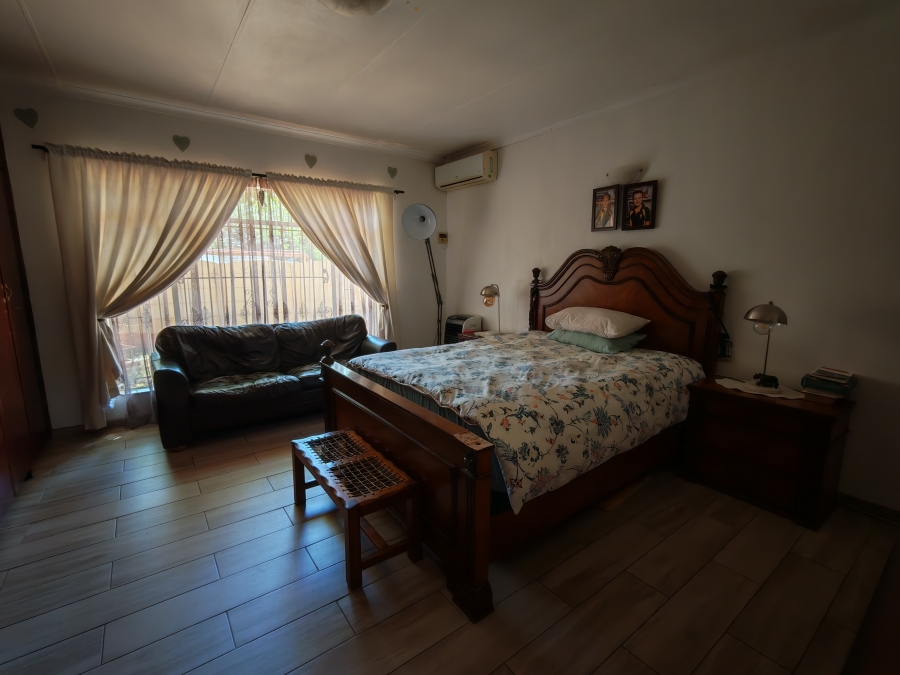 5 Bedroom Property for Sale in Kannoniers Park North West